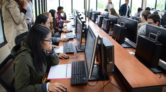 estudiantes_utilizando_computadoras_