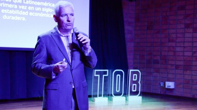 En la fotografía Alberto Padilla expone ante la audiencia.