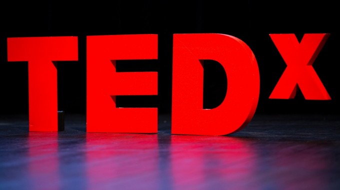 Letras rojas forman el logo de tedx