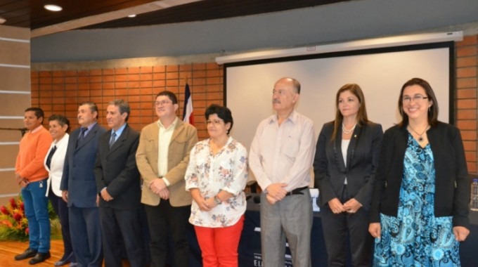 Un total de 10 candidatos , siete por el sector docente y  y tres por el administrativo aspiran a llegar a ser electos como integrantes en el Consejo Institucional. El aspirante Edgar Ortiz está ausente en la foto por razones de fuerza mayor. (Foto: OCM)