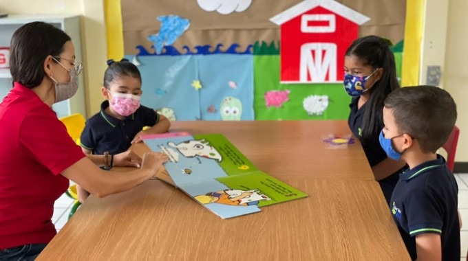 Niños del TipTEC, en clases, con una de sus maestras. 