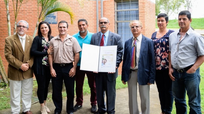 tomas_guzman_recibiendo_premio_