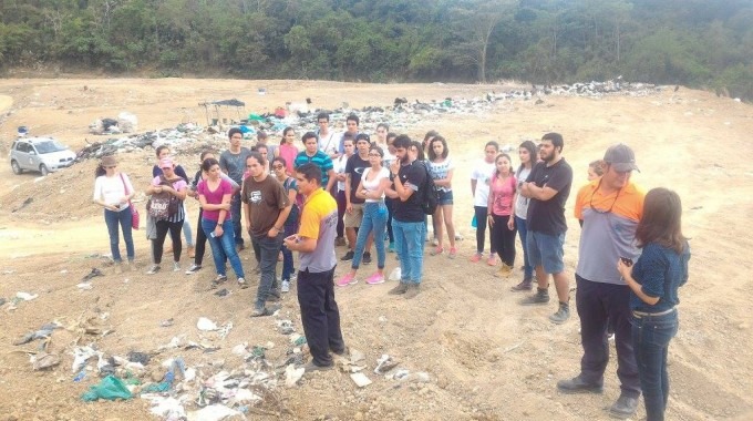 Imagen de varios estudiantes en un relleno sanitario