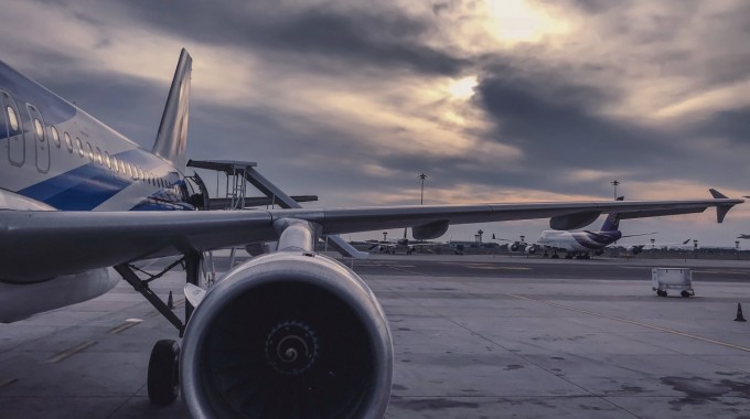 Turbina y ala de avión estacionado.