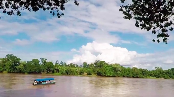 bote en río 