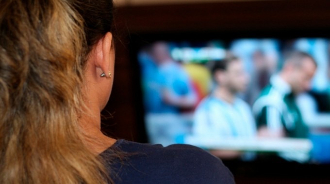 mujer viendo televisión 