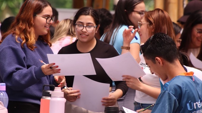 Jóvenes trabajando en equipo