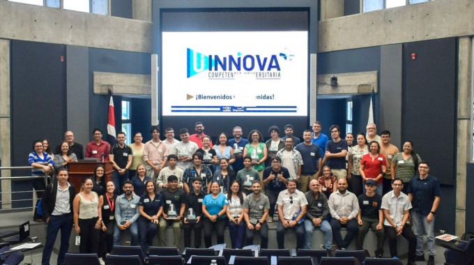 Estudiantes participantes posan para la fotografía