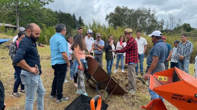 Personas recibiendo una capacitación sobre molido de carbón