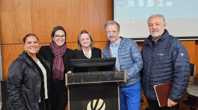 Los funcionarios posando.