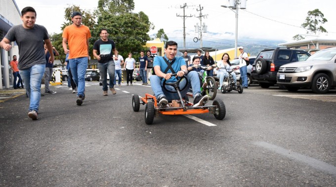 Estudiantes de la carrera de Ingeniería en Mecatrónica se encuentran observando y probando un vehículo tipo go kart.