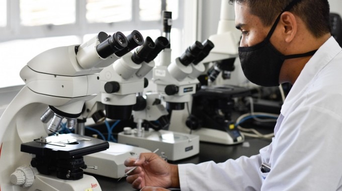 Un joven en el laboratorio.