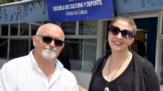 Los dos especialistas en voluntariado saludan frente al área de Cultura.