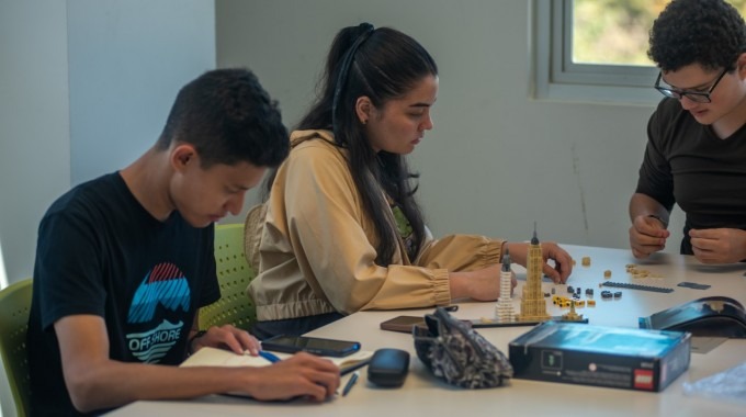imagen de estudiantes de primero ingreso en el TEC de San José.