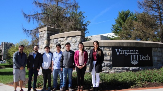 Los siete costarricenses posan frente al rótulo de Virginia Tech.