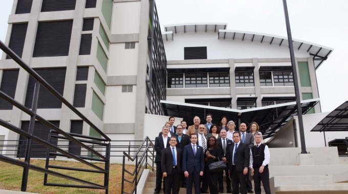 Grupo de personas posando para la fotografía. Están ubicados al frente del nuevo edificio de la Escuela de Química.