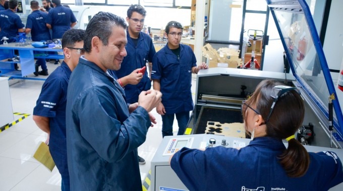 profesor muestra laboratorio a estudiantes