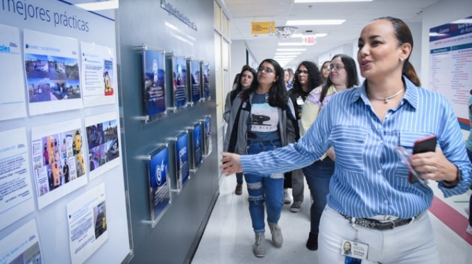 La visita incluyó una visita por las instalaciones. Aquí durante uno de los recorridos por un pasillo. 