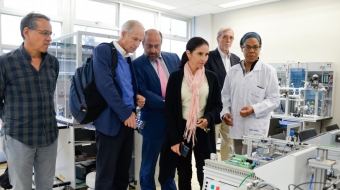 personas observando un laboratorio 