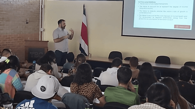 Imagen de un profesor extranjero dando una charla a los estudiantes del TEC