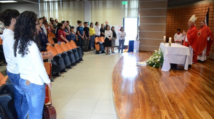 personas de pie escuchando la misa oficiada por monseñor Mario Quiros