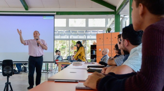 victor mora exponiendo en TEC Emprende Lab