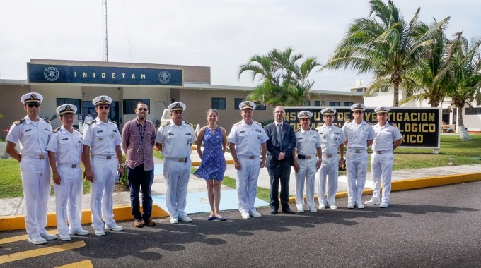 Los tres investigadores costarricenses posan junto a nueve militares mexicanos, todos con uniforme blanco.