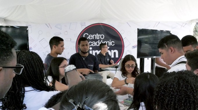 Estudiantes en el Centro Académico.