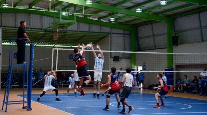 Imagen de unos jóvenes jugando voleibol.