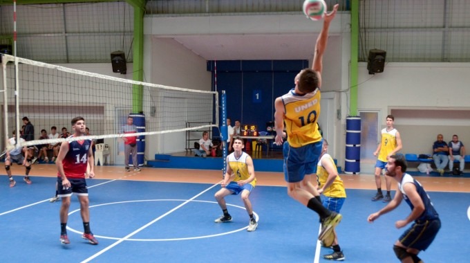 Acción del partido de voleibol.