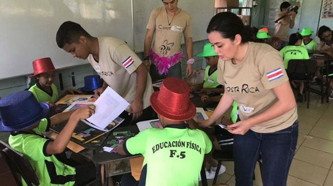 estudiantes-voluntarios-trabajando-escuela-