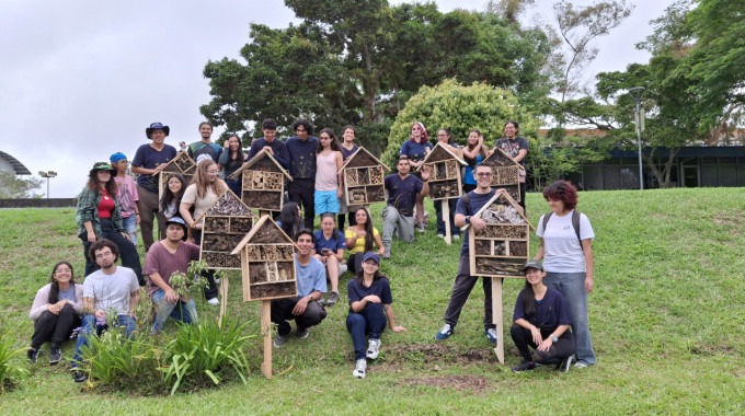 Imagen de varios estudiantes con las casitas para las obejas.