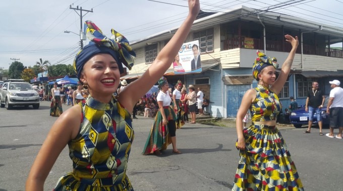 mujeres bailando en pasacalle