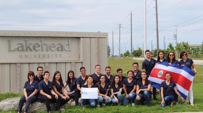 estudiantes costarricenses posan en fotografía con bandera de Costa Rica.  