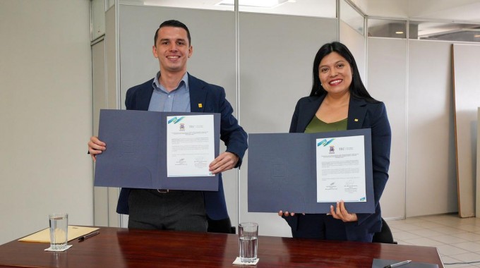 El alcalde Diego Miranda y la rectora del TEC, María Estrada posan tras la firma del convenio