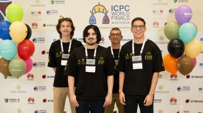 Estudiantes en final del Torneo Internacional Universitario de Programación