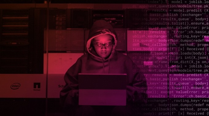 mujer en una computadora.