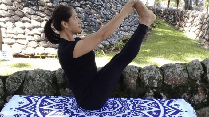imagen de una mujer haciendo yoga.