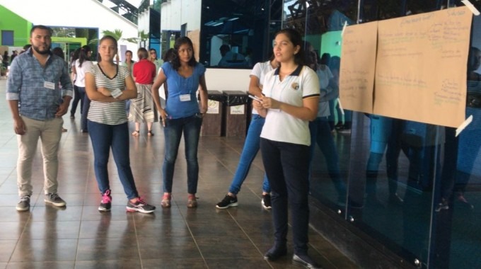 estudiante_de_colegio_exponiendo_