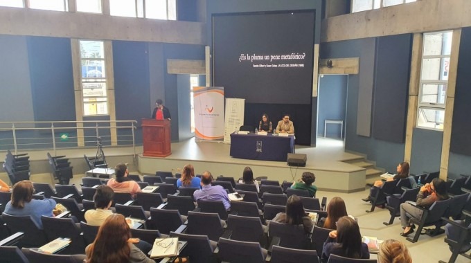 imagen de varias personas en un auditorio viendo las charlas.