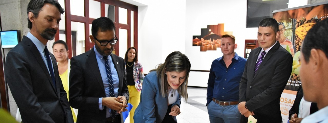 La ministra observa con atención una vainilla.