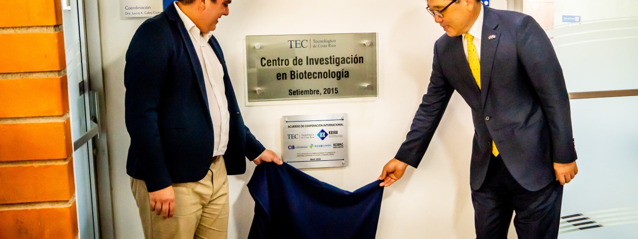 La fotografìa muestra el momento de la develación de la placa. 