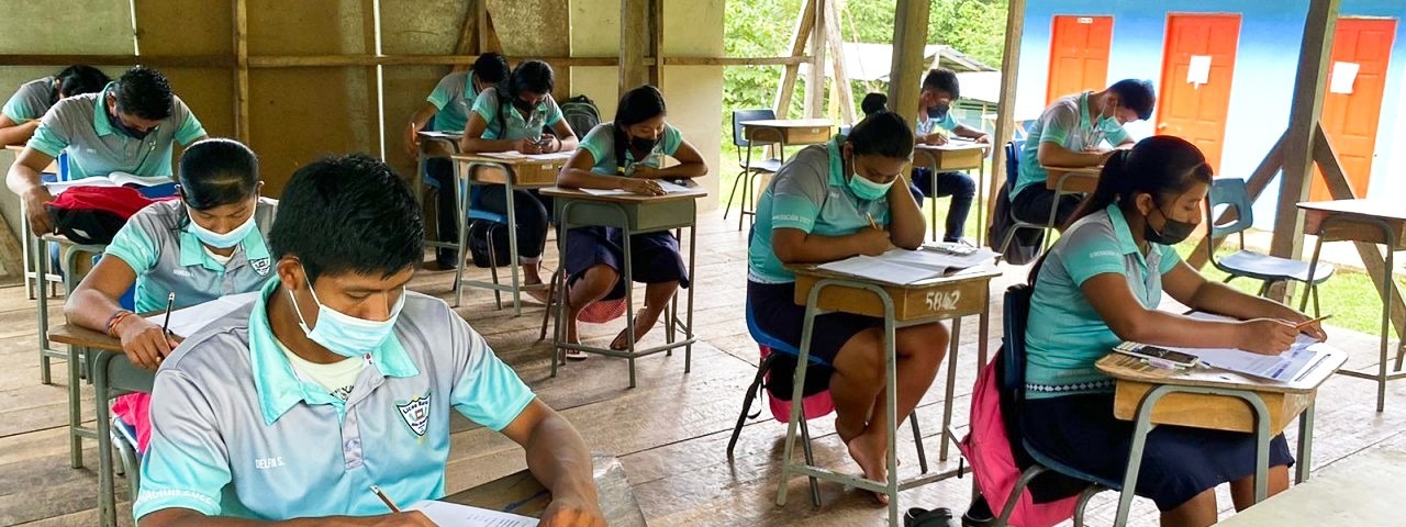 estudiantes realizando examen de admisión