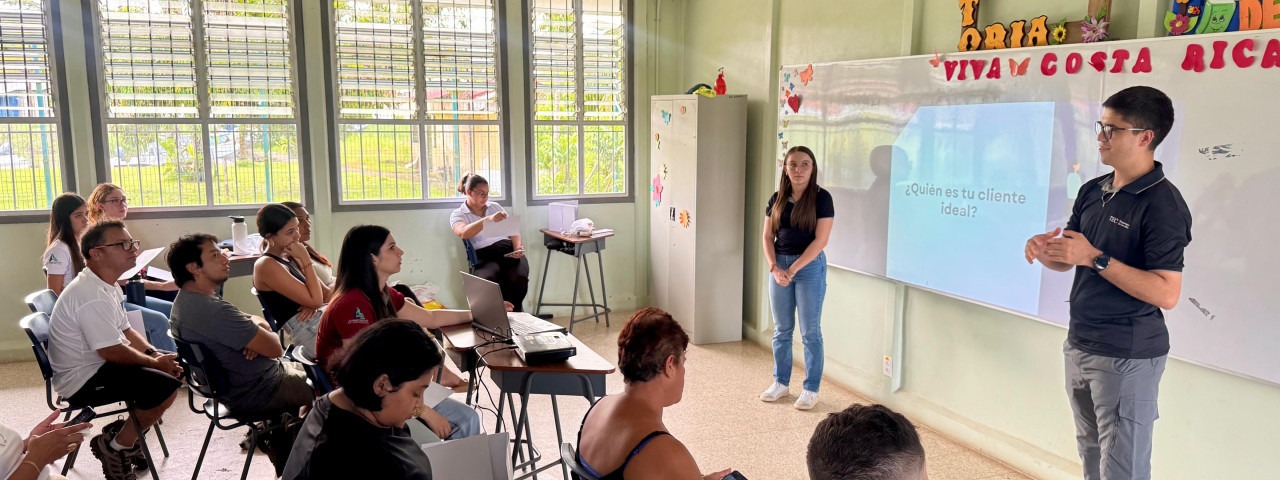 Estudiantes imparten uno de los talleres en la comunidad. 