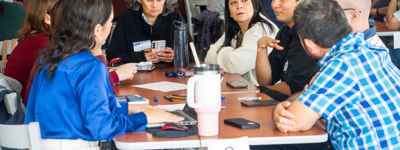personal conversando en una mesa