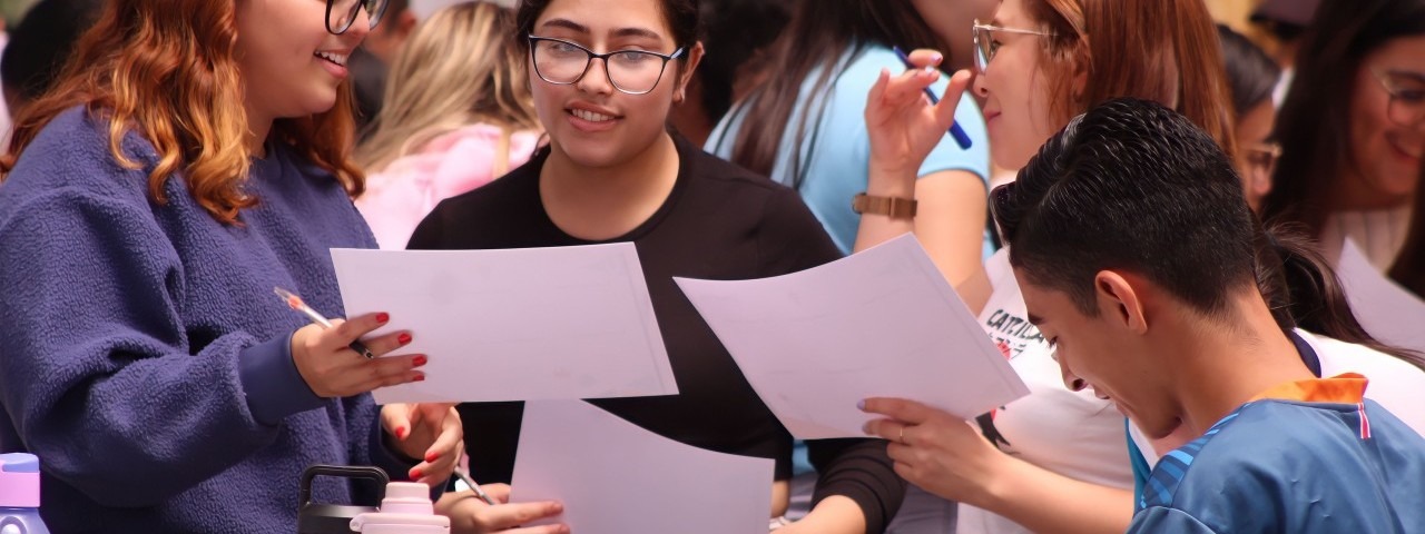 Jóvenes trabajando en equipo