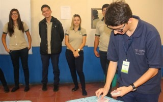 Matemagia:  es un espectáculo de magia con trucos de cartas y números, en donde los estudiantes ven la aplicación de las matemáticas en el ilusionismo. (Foto: Irina Grajales / OCM). 