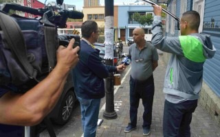 Los medios de comunicación reconocieron la importancia del Festival Amón Cultural como parte de los esfuerzos por preservar la herencia arquitectónica e histórica de este barrio josefino. En la gráfica Andrés Fernández, arquitecto e historiador, le brinda declaraciones a Telenoticias. (Foto Fernando Montero)