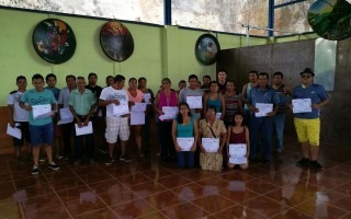 Entrega de certificados en la comunidad de Boruca.