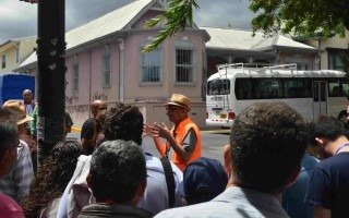 El arquitecto e historiador Andrés Fernández guió a nutridos grupos de participantes por las calles de Barrio Amón para conocer la historia que hay detrás de cada edificación. Aquí frente a la casa donde vivió José Joaquín Tinoco, ministro de Guerra y Marina de Costa Rica durante la dictadura de su hermano Federico, entre 1917 y 1919. (Foto Fernando Montero)